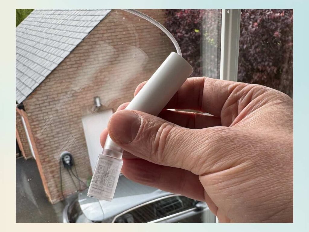 Motionblinds Matter QR code held in the SmartBlinds pull string